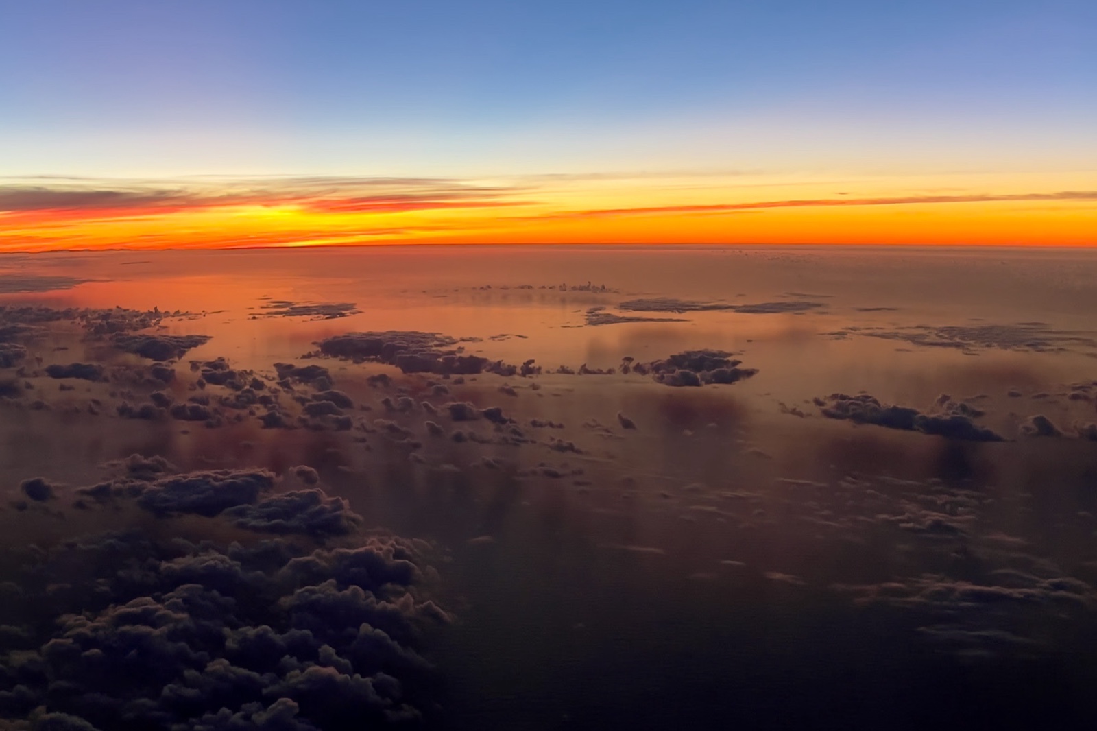 Vista aérea del océano Atlántico al amanecer, con la luz baja recorriendo la superficie del agua.
