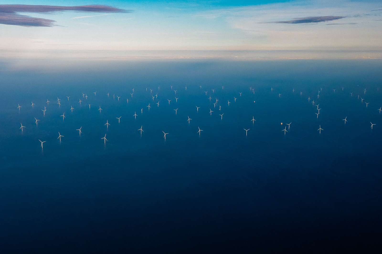 Vista aérea de un paisaje de agua al amanecer.